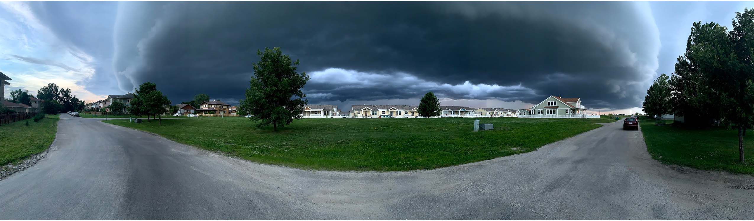 Wide shelf cloud formation